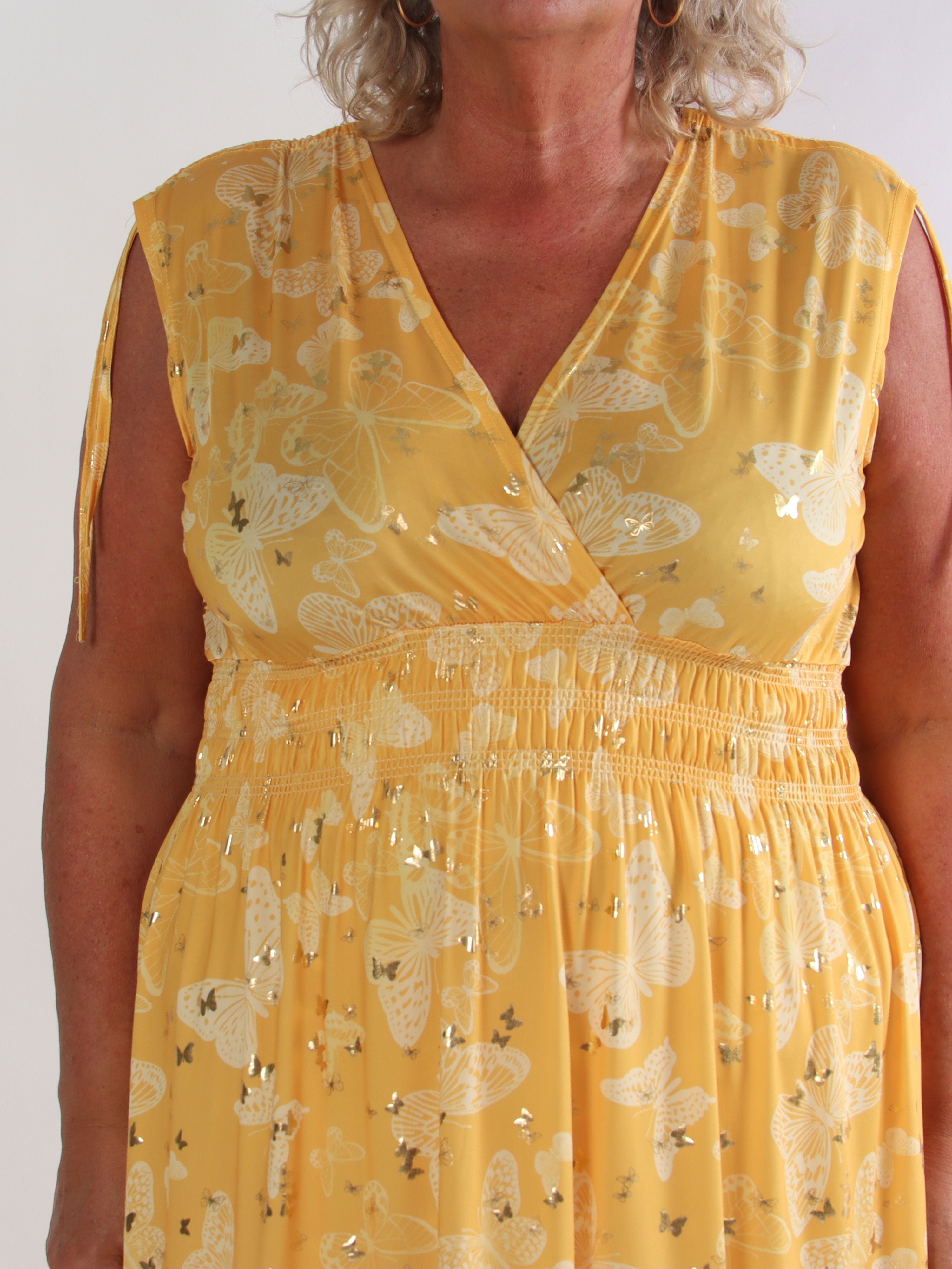 Pams Butterfly Sleeveless Short - Plus size kjole med sommerfugleprint og smock i livet